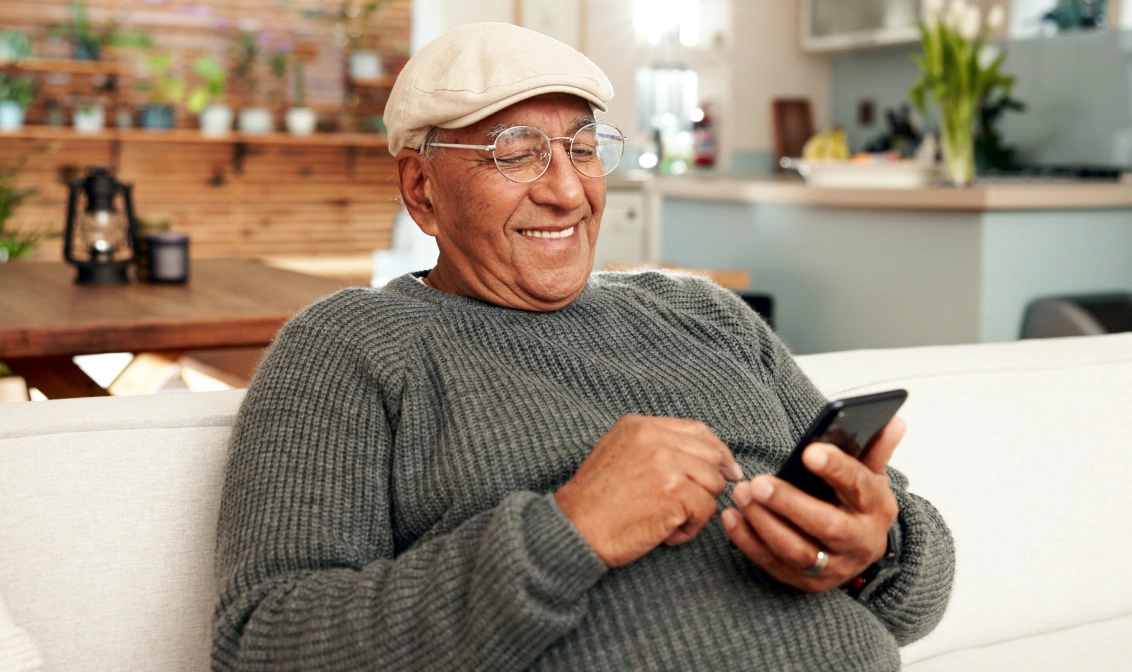 Homme remplissant un questionnaire Aldebaran sur son téléphone