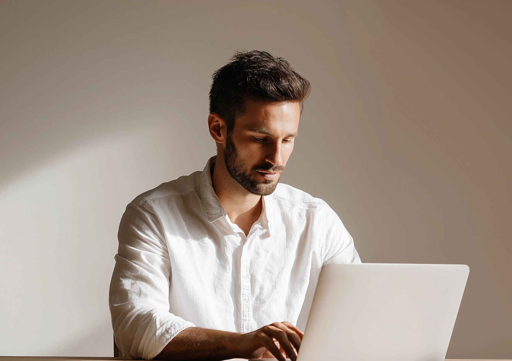 Patient remplissant son questionnaire de pré-consultation sur ordinateur